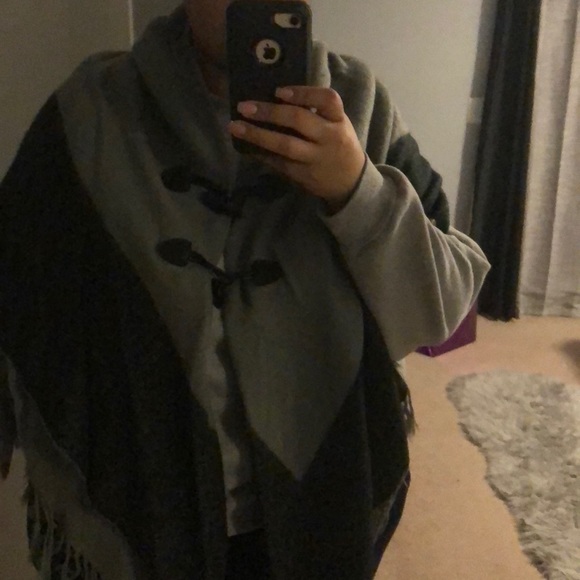 Grey and black women poncho with two button detail - Picture 5 of 6